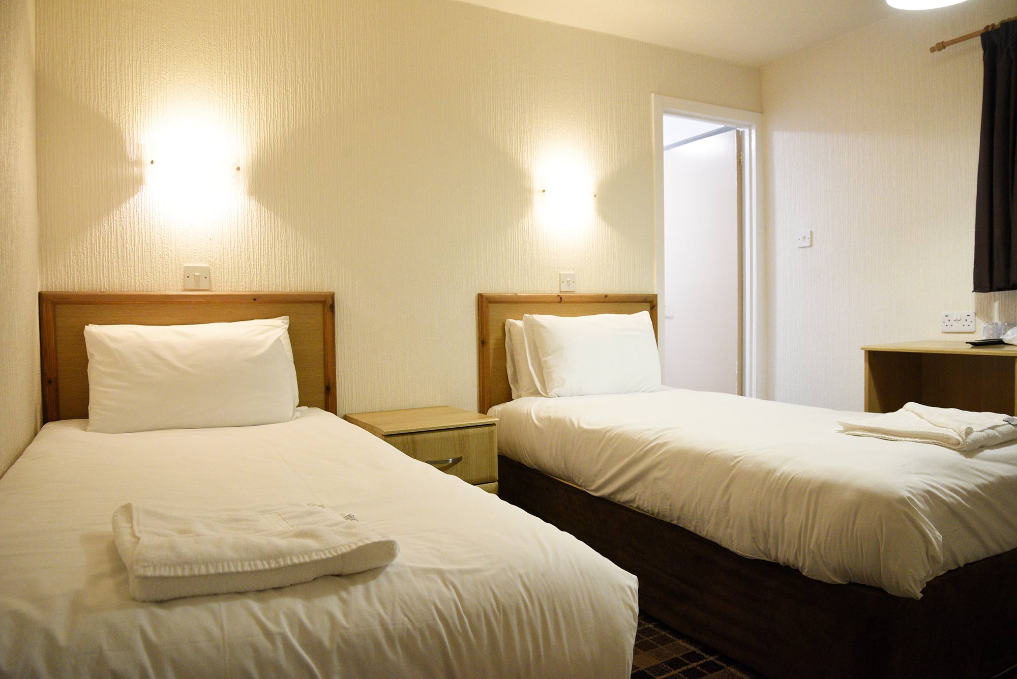 Twin room accommodation in Portree with en suite bathroom WIFI at the Tongadale Hotel